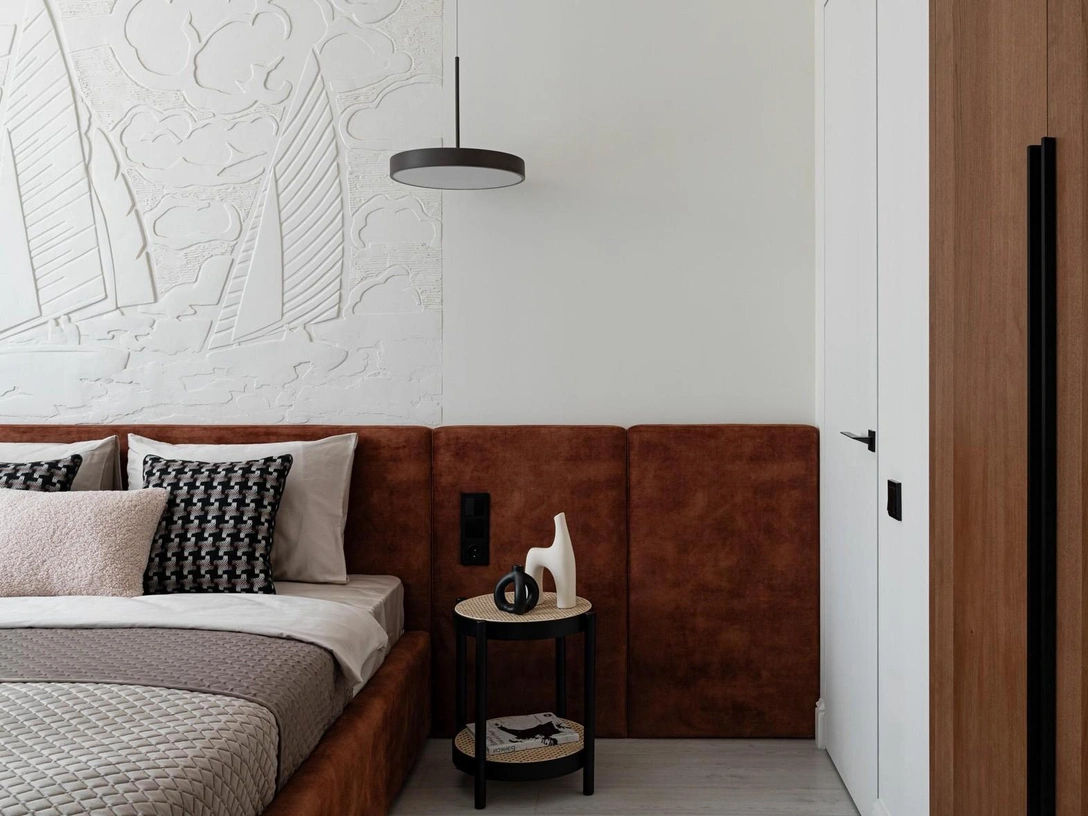 Вращающийся телевизор и барельеф с парусниками: квартира 85 м² в Казани | Источник: Александр Бурнатов. Стиль: Салахова Зарина