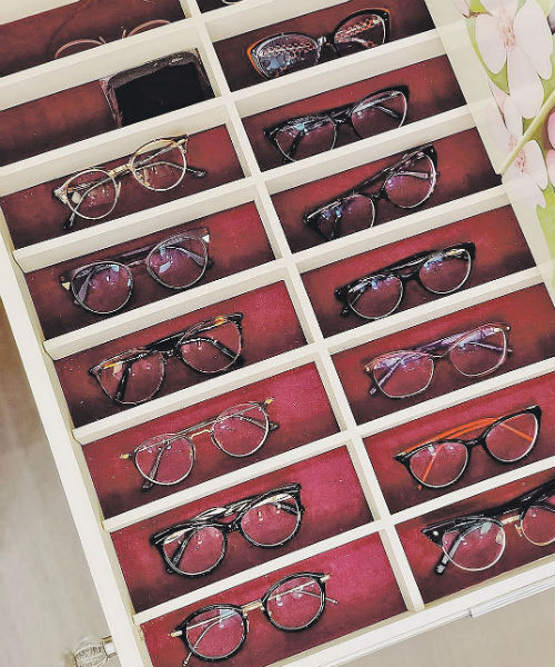 В шкафчике с инициалами Татьяна хранит очки