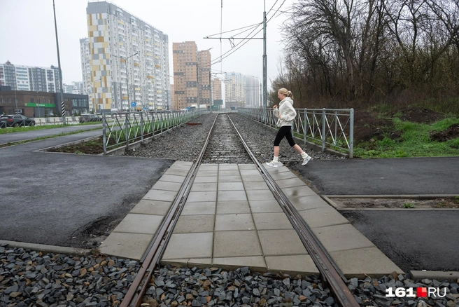 Переходы через пути обустроили, раньше тут были деревянные настилы | Источник: Евгений Вдовин / 161.RU