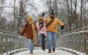 Куда съездить на новогодние каникулы с детьми: 12 интересных направлений по России и за границей