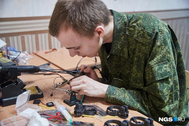 Над разработкой дронов-курьеров работает целая команда из конструкторов и программистов | Источник: Александр Ощепков / NGS.RU