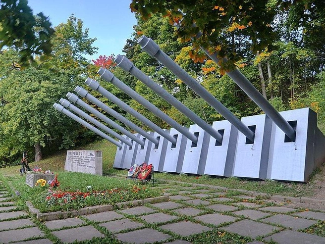 Мемориал на Дудергофских высотах — место боя батареи «А» | Источник: wikipedia.org