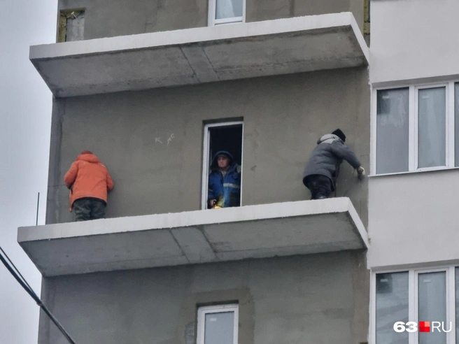 Пока на стройке ежедневно трудятся 30 человек. Губернатор поручил увеличить количество рабочих и интенсифицировать работы | Источник: Роман Данилкин / 63.RU