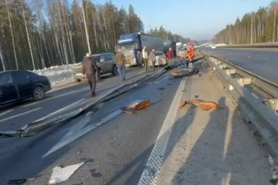 Массовая авария на М-12: Chevrolet намотан на отбойник