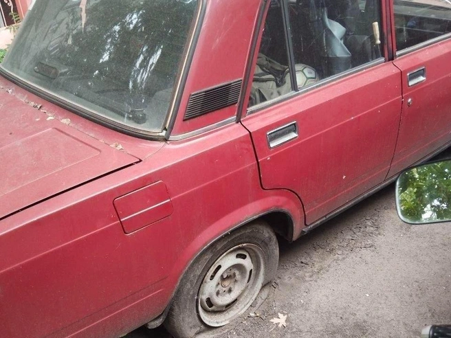 Автомобили около дома стоят уже около трех лет | Источник: читатель 161.RU