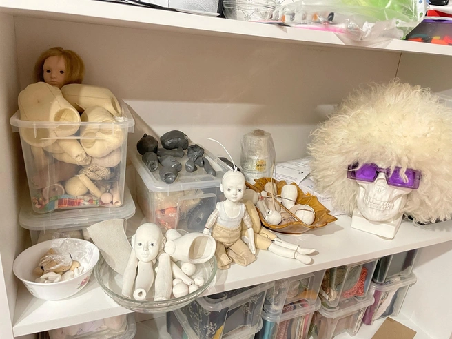 На этом стеллаже в мастерской хранятся будущие куклы. И материалы для их одежек и ботиночек | Источник: личный архив Анастасии Верхозиной