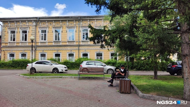 Бездомный завалил одну лавочку своими вещами, а сам обосновался на другой | Источник: Полина Бородкина / NGS24.RU
