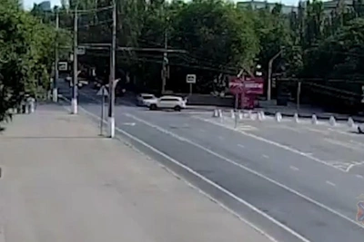 Видео аварии в центре Волгограда: три человека пострадали