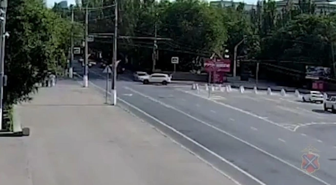 Появилось видео с места аварии в центре Волгограда, в которой пострадали три человека | Источник: ГУ МВД России по Волгоградской области