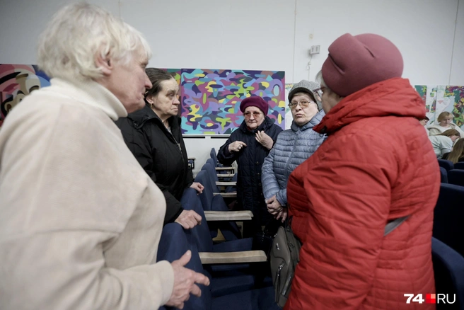После публичных слушаний жители Колхозного еще какое-то время не расходились: осталось ощущение недосказанности | Источник: Наталья Лапцевич