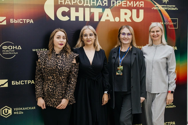Строгие и стильные наряды в сочетании с обворожительными улыбками — это бизнес-леди Забайкалья из лицея ЗабГУ | Источник: Ксения Зимина