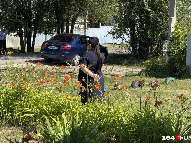 Возле ДК — полиция. Силовики не только из Подлесного, но и из райцентра | Источник: Сергей Петунин / 164.RU