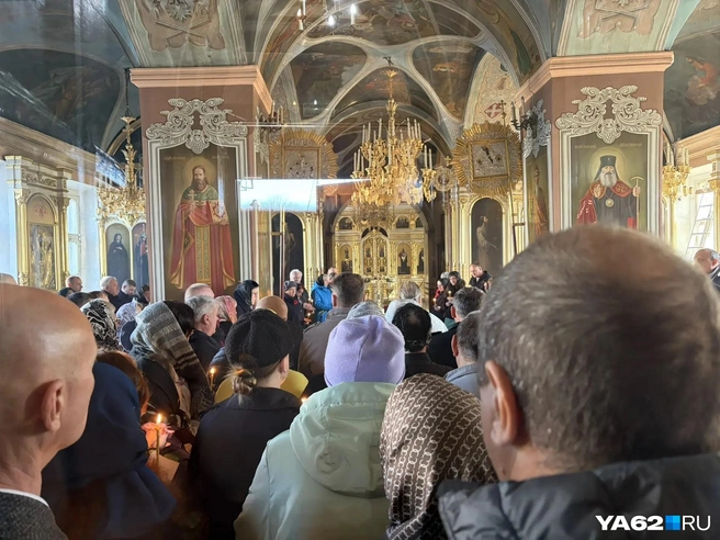 При этом люди продолжают приходить в храм | Источник: Дарья Ходосевич / YA62.RU