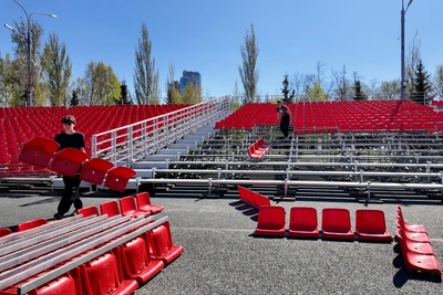 Парада не будет? Трибуны на площади Куйбышева разбирают