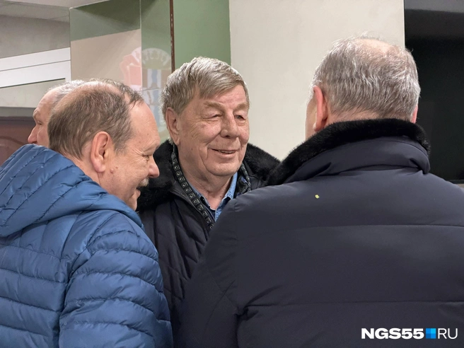 Перед началом церемонии он разговорился с другими людьми, пришедшими на прощание  | Источник: Евгений Софийчук / NGS55.RU
