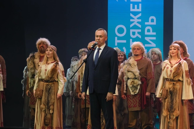 Зрители знакомятся с традициями регионов и стран через номера | Источник: www.nso.ru