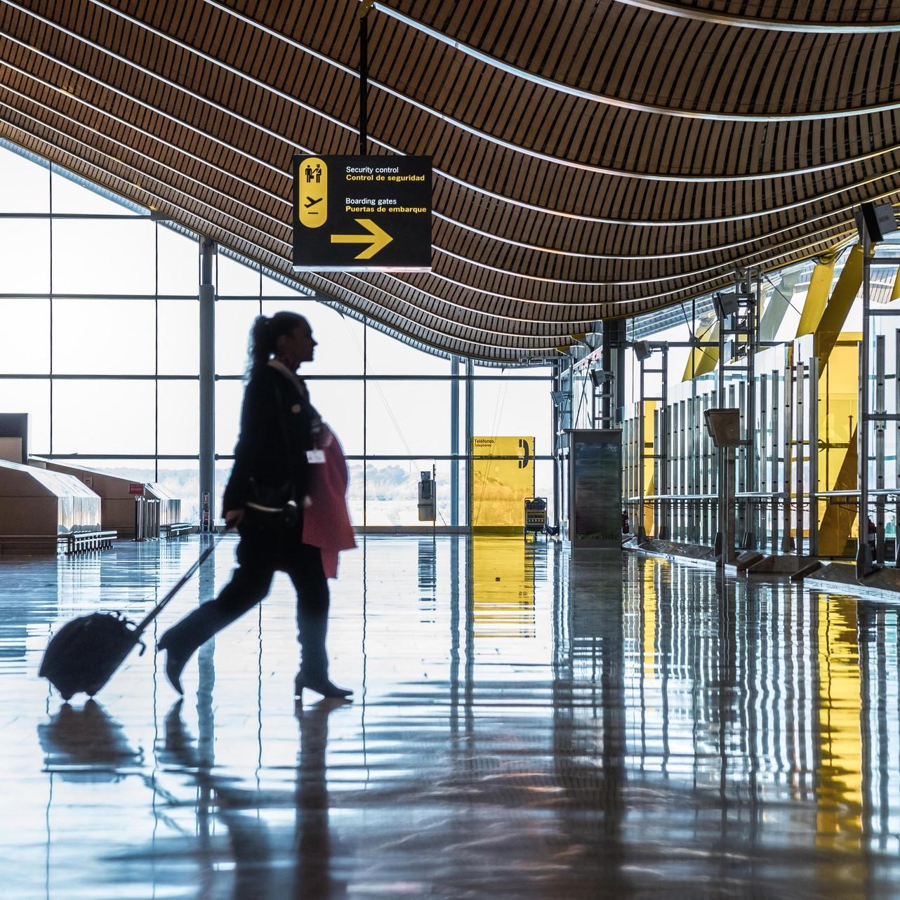 В аэропорту Шереметьево настоящий хаос: самолеты не принимаются, взрослые, дети спят на полу — видео с места событий