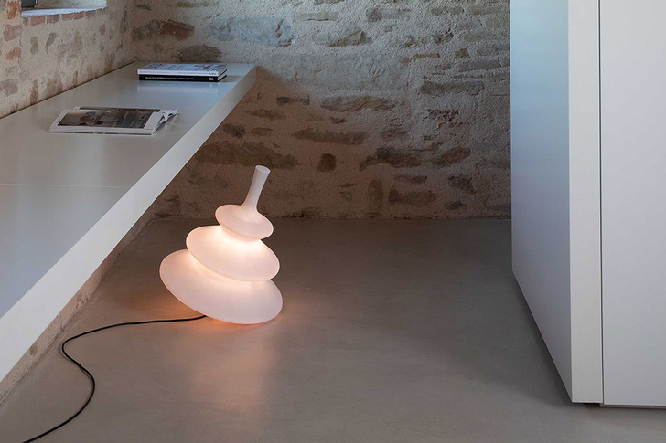 Напольный светильник Pirla, дизайн студии Bizzarri Design Associati для Karman, 2020.