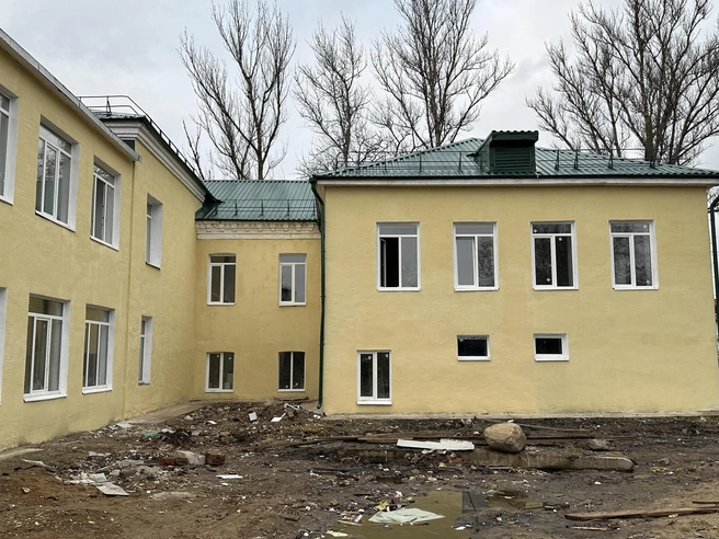 На фотографии изображён отремонтированный фасад спортивной школы. | Источник: «Народный фронт | Ярославская область» / Vk.com