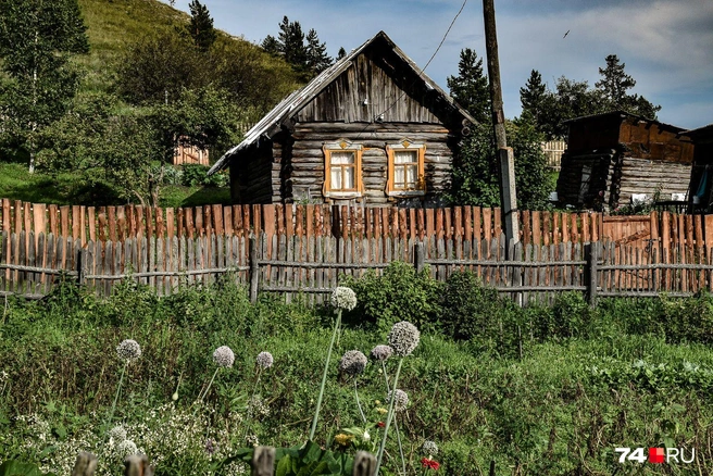 Но более типичны вот такие строения. Поселок не лишен харизмы, и люди приветливые: один добрый человек разрешил мне поставить машину на его территорию, чтобы ее не бомбардировали камнями байкеры и квадроциклисты | Источник: Артем Краснов