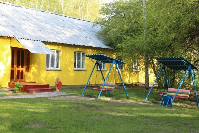 На территории есть качели и игровые площадки | Источник: долзарница.рф