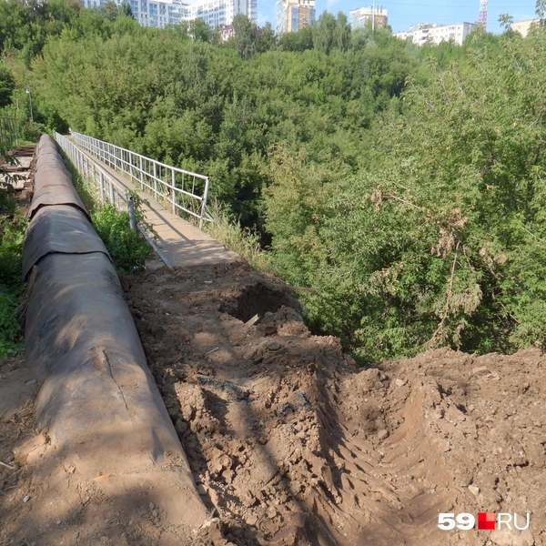 Обрушение на подходе к мосту делает участок недоступным | Источник: Кирилл Хафизов / 59.RU
