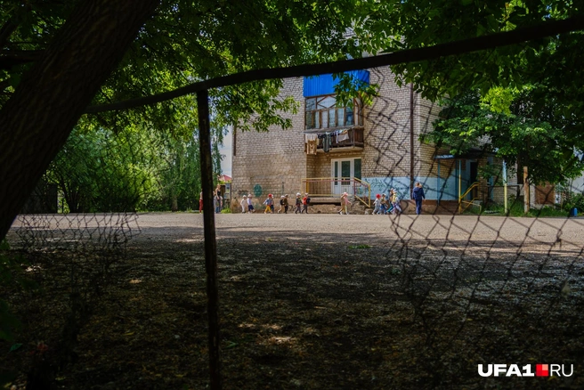 Детсад заканчивает прогулку — он находится на первом этаже дома | Источник: Булат Салихов / UFA1.RU