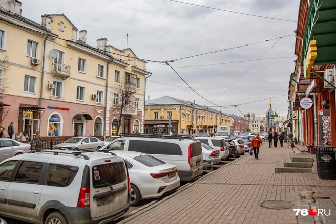 Где смогут парковаться местные жители и сотрудники заведений на Депутатской улице пока не ясно  | Источник: Кирилл Поверинов / 76.RU
