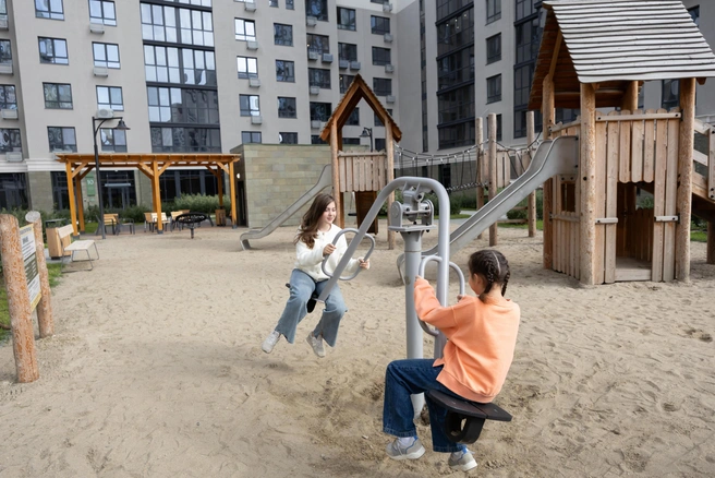 На современных детских площадках ЖК «Опера» весело и малышам, и подросткам | Источник: Евгений Шаров
