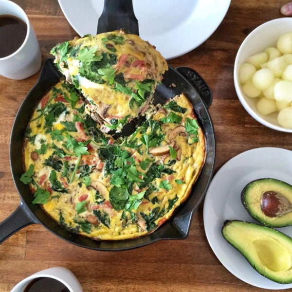 Фриттата с тремя сырамиЭто вкусное блюдо можно есть и в горячем, и в холодном виде, так что если утром на готовку времени нет, то можно приготовить фриттату заранее.Полный рецепт фриттаты с тремя сырами читайте по ссылке.