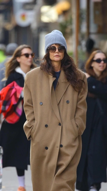 Кэти Холмс показывает безупречный вкус и надевает самое модное пальто сезона — о нем мечтают все | marieclaire.ru