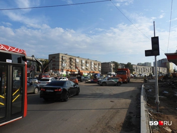 Движение на перекрёстке шоссе Космонавтов и Мильчакова будет регулировать светофор | Источник: Кирилл Хафизов / 59.RU