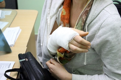 Пенсионерке с переломом руки отказывают в госпитализации в Волгограде