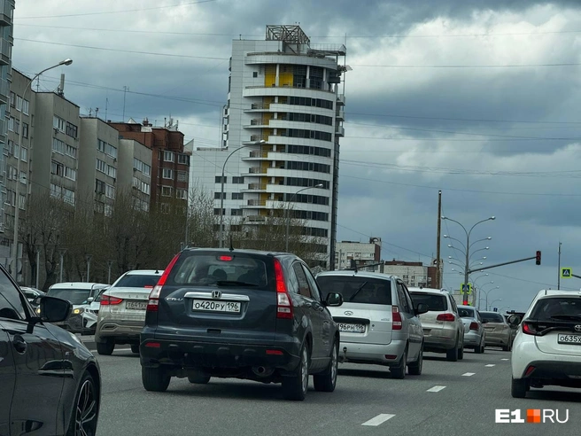 Хуже всего ситуация с пробками на центральных улицах города | Источник: читательница E1.RU