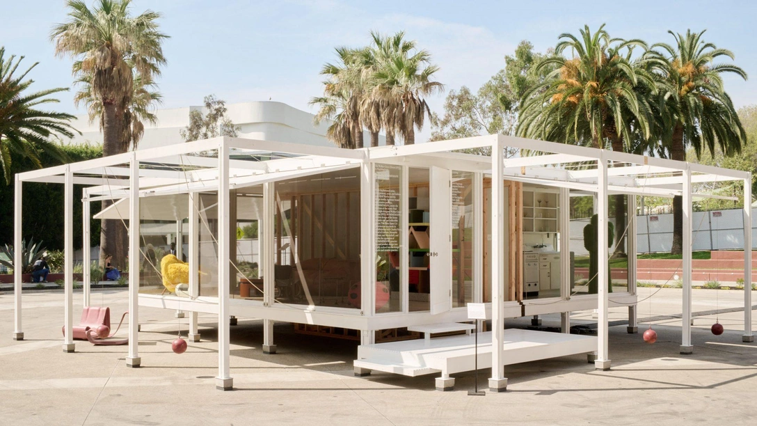 Современный гостевой дом с модульной системой стальных решеток, деревянными ставнями с противовесами из металлических шаров | Источник: Мэтью Кавана