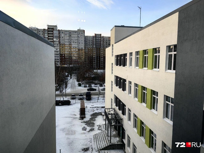 Смотрим из окна на дома  | Источник: Павел Красоткин / 72.RU 