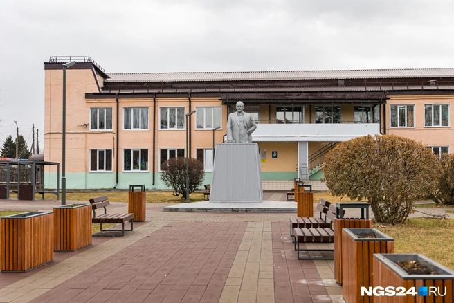 Перед лицом&nbsp;— школа, за спиной&nbsp;— дом культуры | Источник: Мария Ленц / NGS24.RU