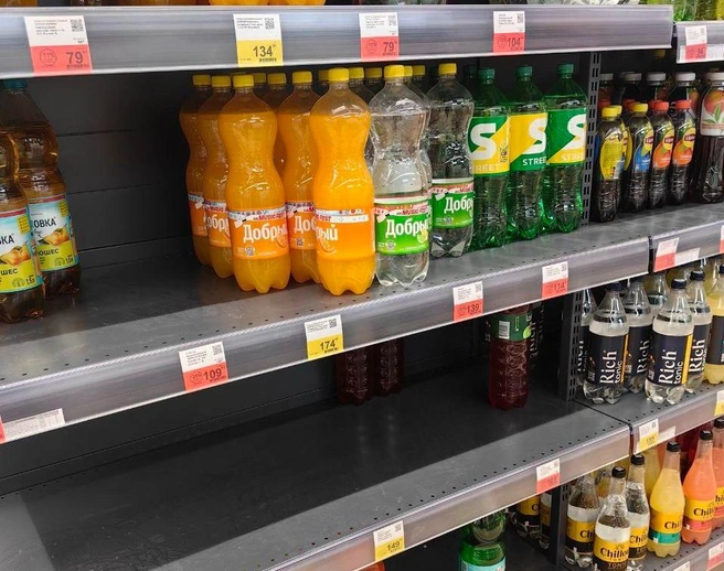 На некоторых полках с напитками пусто. Но рядом есть еще не разгруженный товар  | Источник: Павел Красоткин / 72.RU