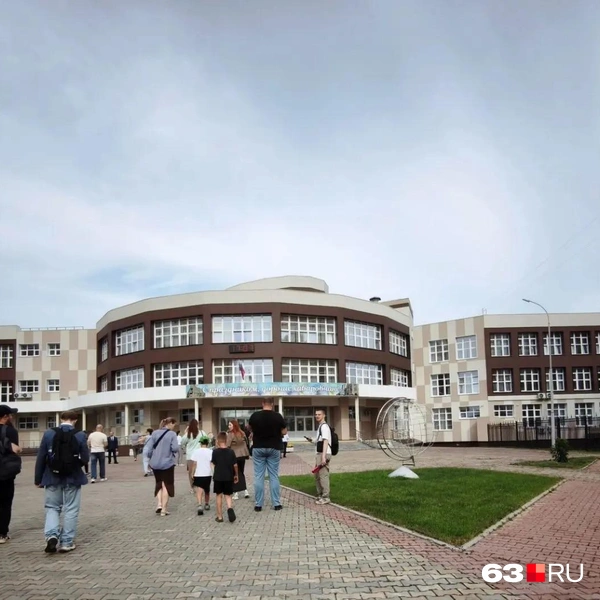 В 2018-м в «Ореховой сопке» открыли лицей «Звездный». Здание в форме спутника — символизирует устремленность в будущее | Источник: Анна Шорина / 63.RU