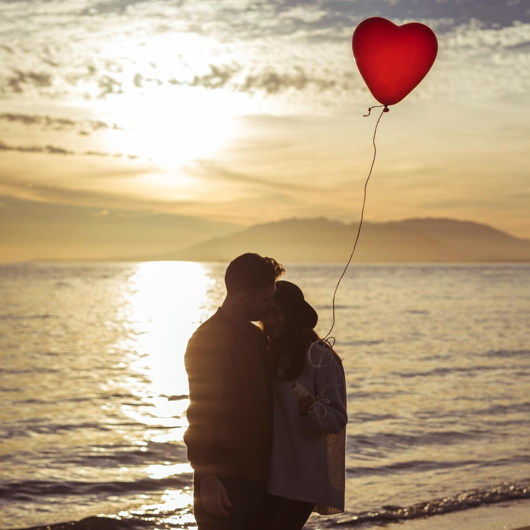 Любовь стучится в двери: какие четыре знака зодиака встретят свою судьбу в ближайшее время