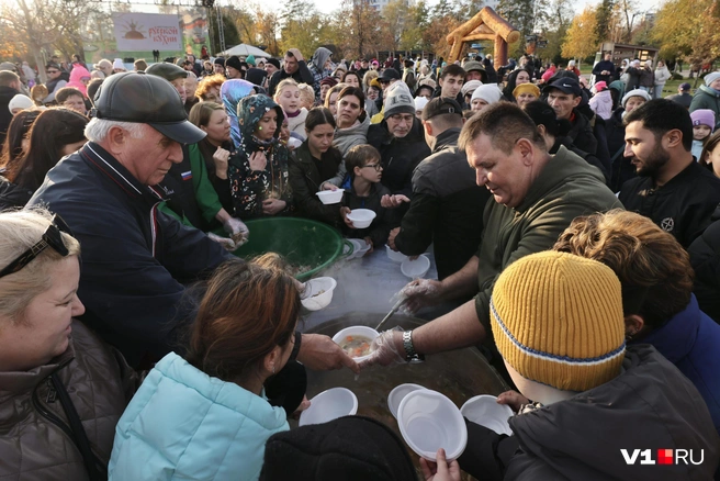 В казане было приблизительно 300 порций | Источник: Алексей Волхонский / V1.RU