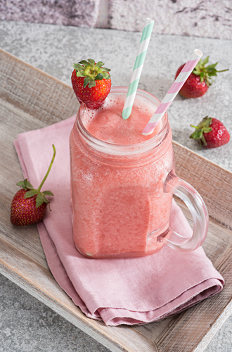 Смузи из фейхоа и клубники 1 чашку очищенных фейхоа и 6 ягод клубники средних размеров смешать с 1/4 чашки йогурта и 1/4 чашки апельсинового сока. Добавить 1-2 ст. л. сока/нектара агавы (по желанию) и чашку колотого льда. Смешать все в блендере и разлить по бокалам. Можно украсить долькой агавы или ягодами клубники.