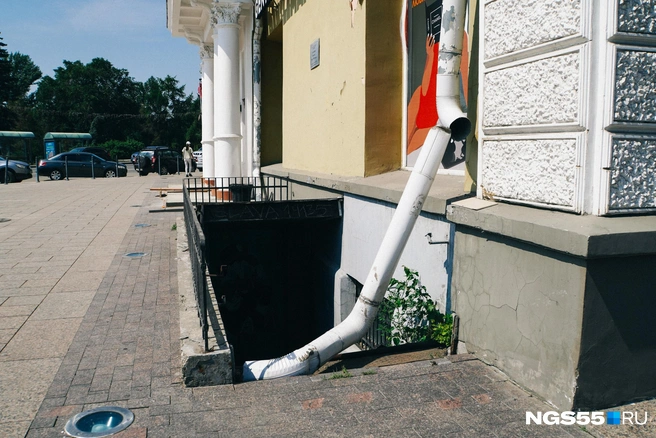 Но, кажется, весь треш уже не умещается во дворах улицы Ленина и пытается вырваться на парадную сторону. Когда-то это было входом в очень популярный бар «Подвальчик», а сейчас он заброшен. Прямо над его крышей расположилась недавно отреставрированная гостиница «Россия» | Источник: Елена Латыпова