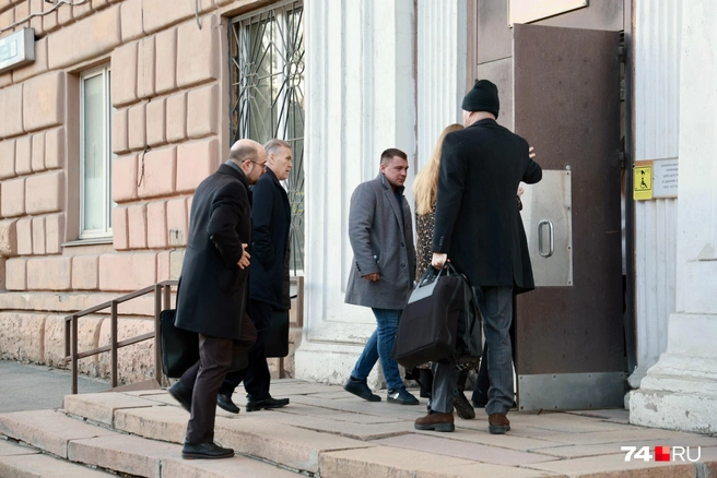 В суд он приезжал вместе с племянником (в центре) и адвокатами | Источник: Михаил Шилкин 