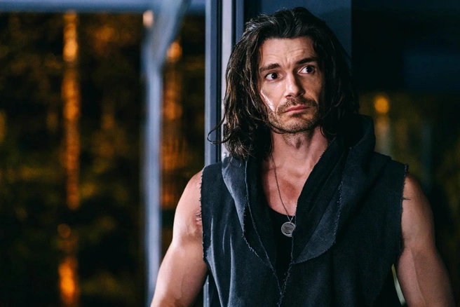 Источник: кадр из сериала «Полдень» (16+), реж. Клим Козинский, 2026 год