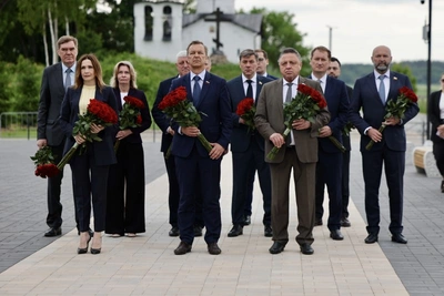 Сенаторы и власти Псковской области почтили память воинов