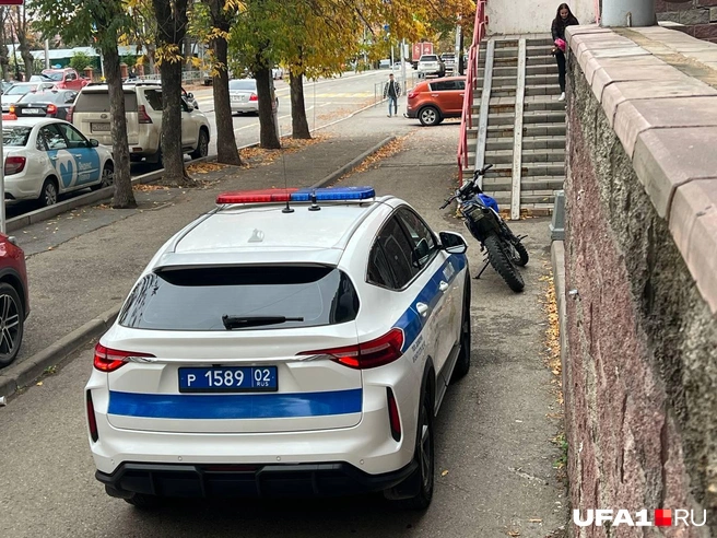 Карма его настигла — игрушку увёз эвакуатор | Источник: Андрей Бирюков / UFA1.RU