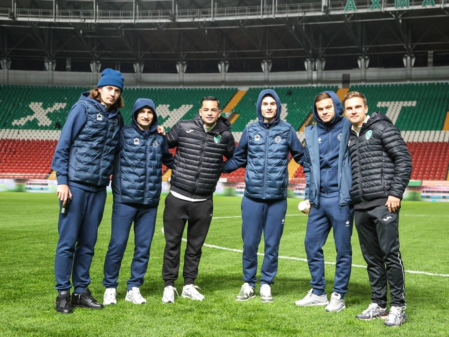 Игроки «Оренбурга» и экс-игроки «Оренбурга» — Брайан Мансилья и Максим Сидоров | Источник: ФК «Оренбург» / t.me