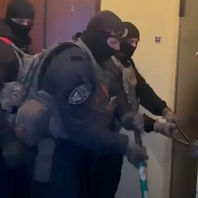Силовики взломали дверь, чтобы провести обыск в одной из квартир | Источник: МВД по Нижегородской области
