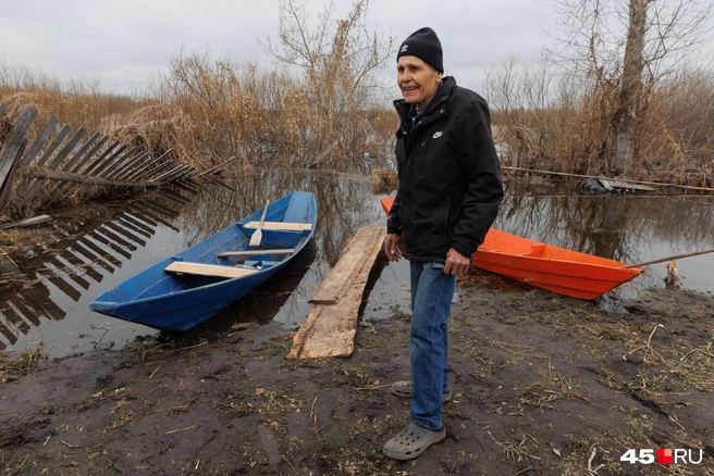 Владимир 8 лет назад начал делать лодки. Ими пользуются рыбаки. Заказы приходят даже из соседних поселений  | Источник: Ирина Шарова / 45.RU 